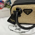 حقيبةً يد نسائية