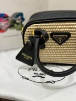 حقيبةً يد نسائية