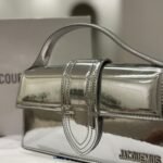 حقيبة يد نسائية